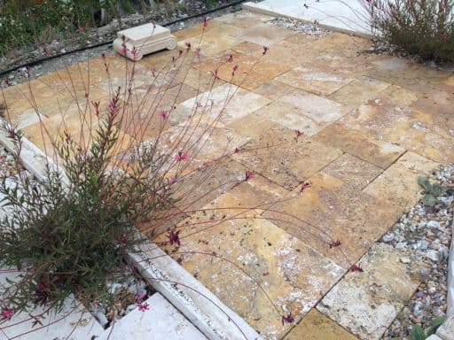 Travertine mit gelbem Farbton sind ein optisches Highlight für Ihre Terrasse