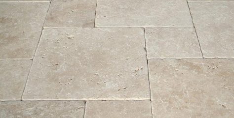 Terrasseplatten aus Travertin im Farbton beige