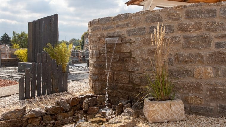 Gestalten Sie mit Natursteinen einen kleinen Bachlauf in Ihrem Garten
