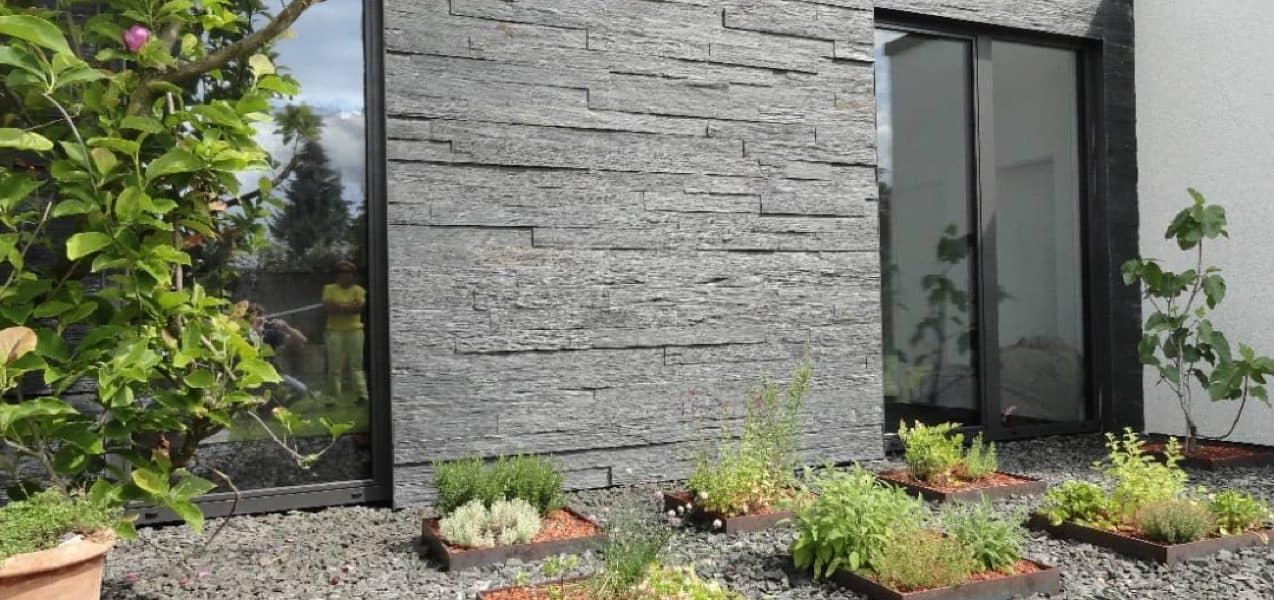 Mauersteine besitzen eine natürliche Haptik und lockern damit das Aussehen Ihres Hauses auf