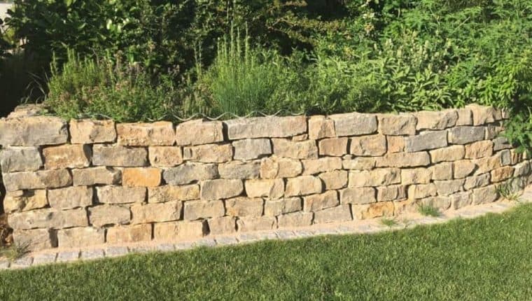 Mauersteine sorgen für einen urtümlichen Look in Ihrem Garten